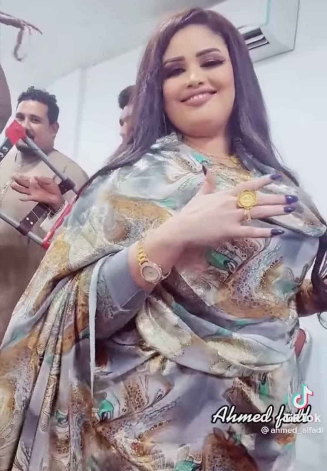 شاهد بالفيديو.. الفنانة توتة عذاب تثير ضجة واسعة بعد ظهورها بأزياء قصيرة ومثيرة في حفل بمدينة “المناقل”