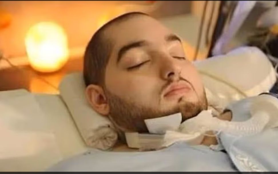 "ديلى ميل" تنشر قصة وفاة الأمير النائم.. لحظة تحريك أصابعه ورأسه.. فيديو وصور