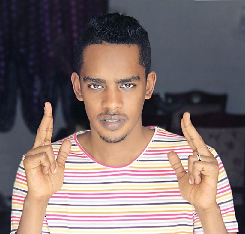 شاهد بالفيديو.. الفنان شريف الفحيل يظهر بمزاج عالي ويوثق تفاصيل رحلته من “كندا” إلى “المكسيك”