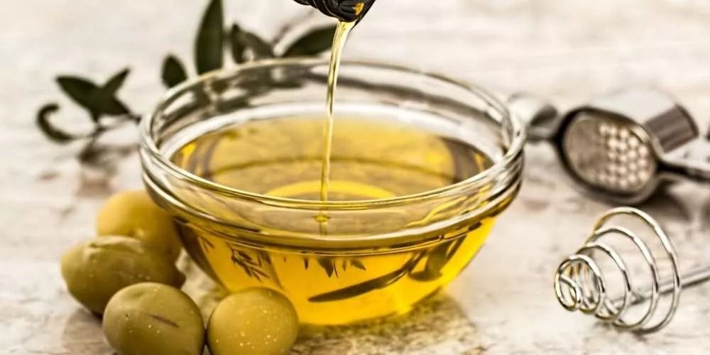 الامارات | كيف تساهم جرعة من زيت الزيتون يومياً في صحة أفضل؟