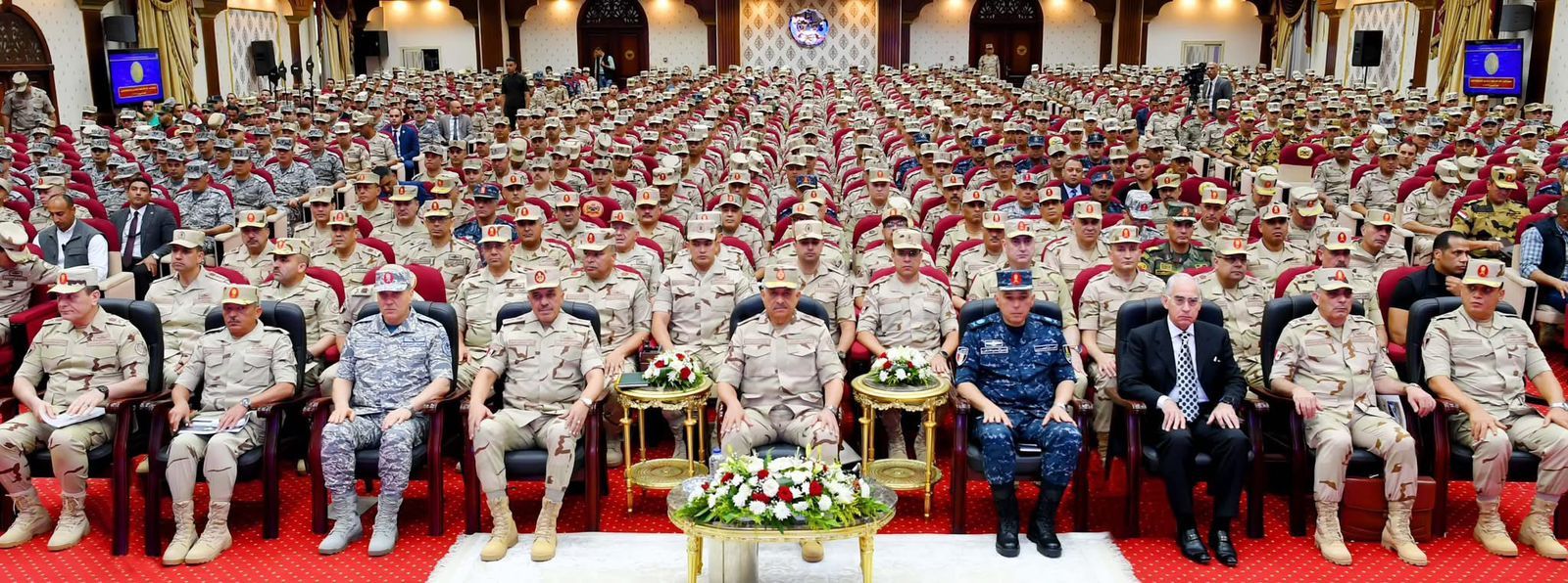 وزير الدفاع يلتقى عدداً من قادة وضباط القوات المسلحة بقيادة المنطقة المركزية العسكرية