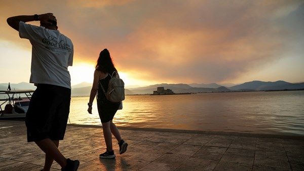 حرائق الغابات في اليونان تجبر السكان على المغادرة
