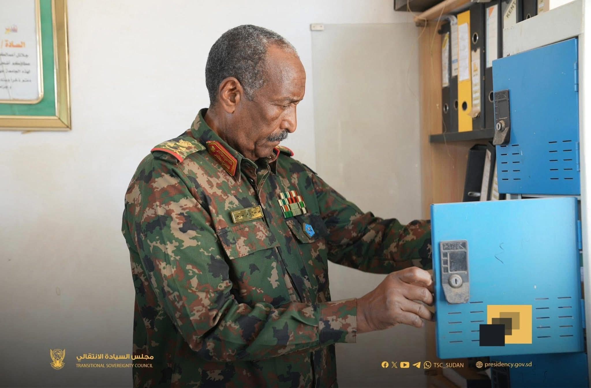 البرهان يزور مقرات دار الوثائق القومية والدار السودانية للكتب والهيئة العامة للإذاعة والتلفزيون ويقف على حجم الدمار