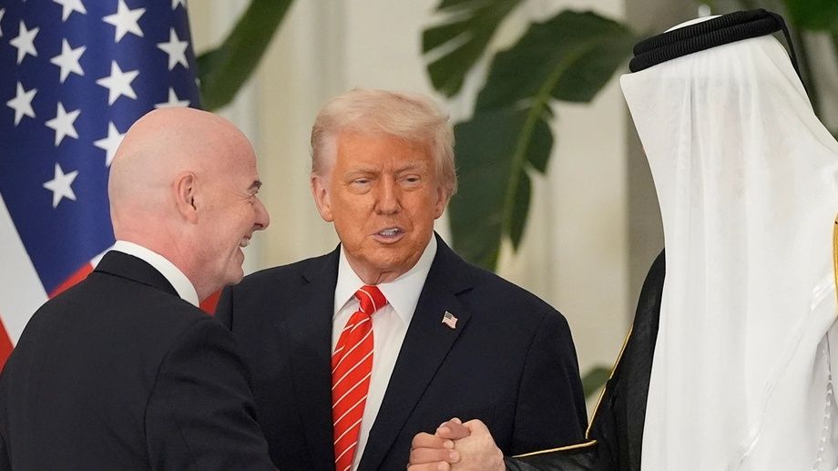 سر الساحر الأصلع الذي كسب احترام جميع قيادات العالم