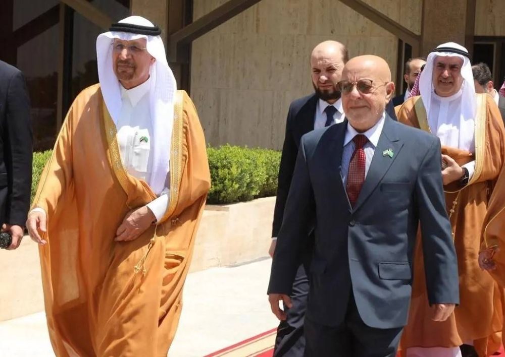 وزير الاستثمار يدشن مشروع مصنع للأسمنت في عدرا بسوريا