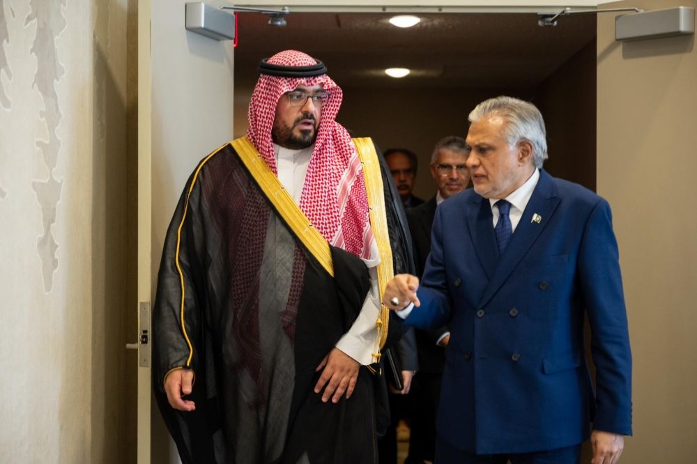 وزير الاقتصاد يبحث تعزيز العلاقات مع وزير خارجية باكستان
