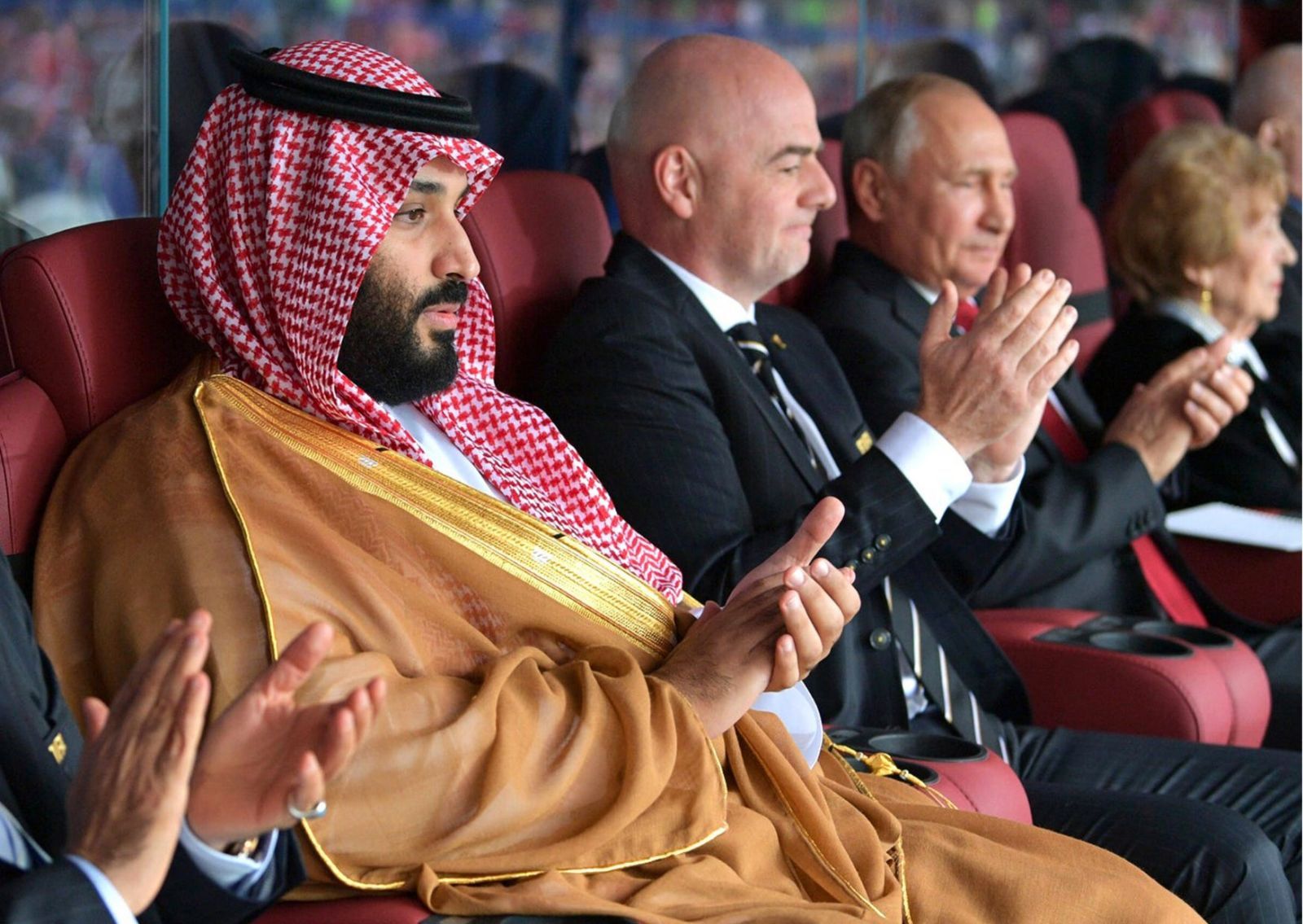 سر الساحر الأصلع الذي كسب احترام جميع قيادات العالم