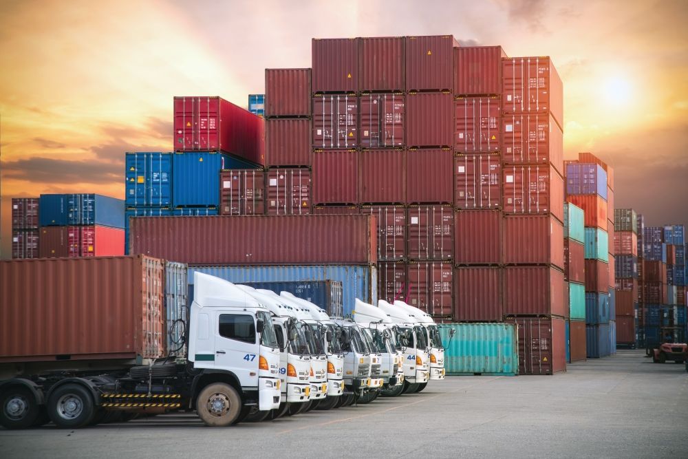 ترخيص مستقل وحظر تخزين المواد الخطرة.. لائحة جديدة لمرافق نقل البضائع - عاجل