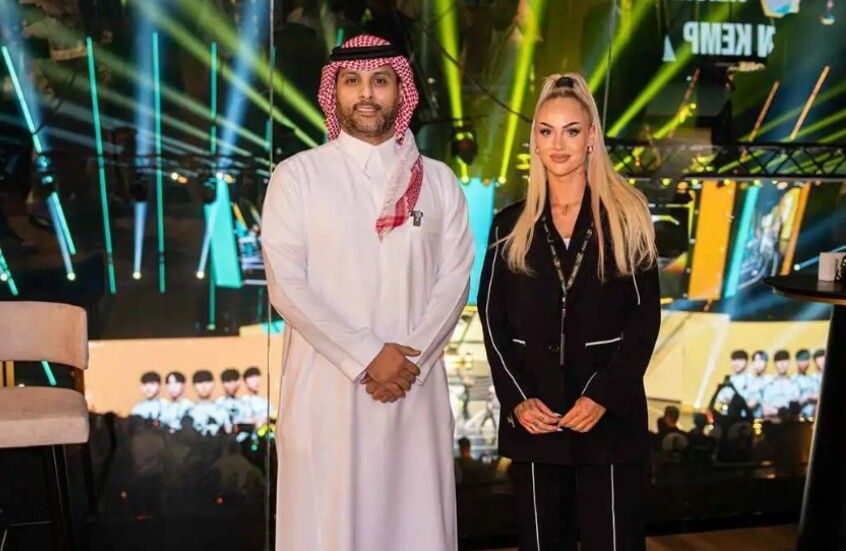 من قلب الرياض...ياسر القحطاني و"أجمل لاعبة في العالم" يشعلان مواقع التواصل