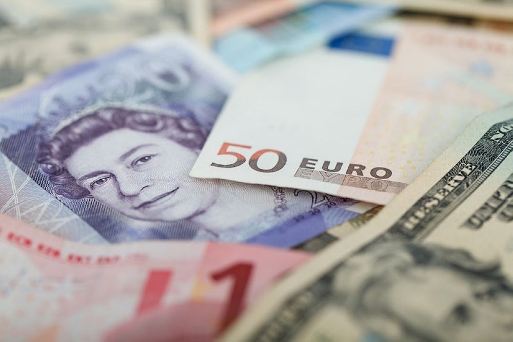 أسعار العملات.. الجنيه الإسترليني يرتفع مقابل الدولار واليورو
