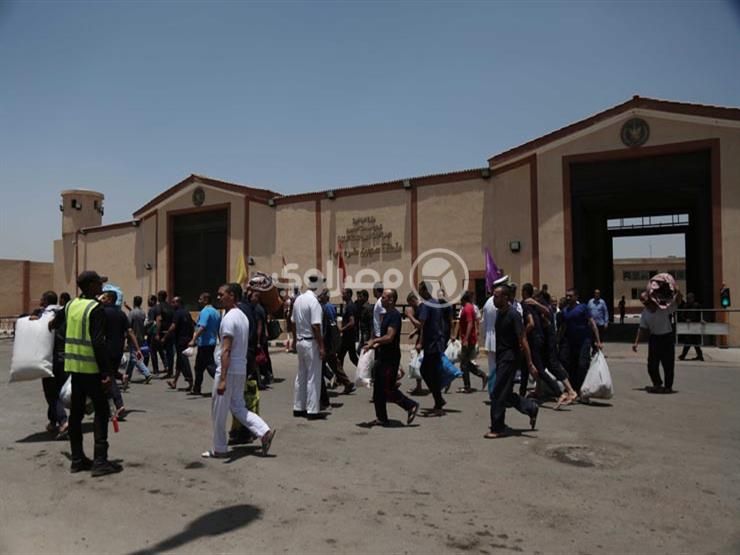 الفرحة بتطل من عنيهم.. لحظة خروج 1056 نزيلًا بعفو رئاسي في ذكرى 23 يوليو