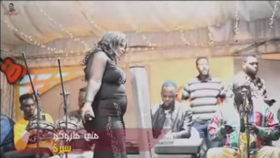 شاهد بالفيديو.. المطربة منى ماروكو تهين “المعازيم” في حفل خاص بالسودان: (الدنيا سخانة والأمراض لافة ما تجوا تتلصقوا جنب الفنانة والناس العاوزة تنقط الواحد ما يجي شايل 100 ألف ويخت مليون ملف)