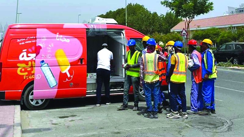 الامارات | توزيع مليون عبوة مياه وعصائر ومثلجات على العمال في دبي