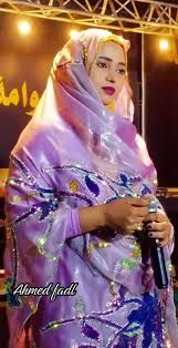 شاهد بالفيديو.. الفنانة فهيمة عبد الله تتبرأ من إبن أخيها أثناء إحيائها حفل حضره جمع غفير من الرجال