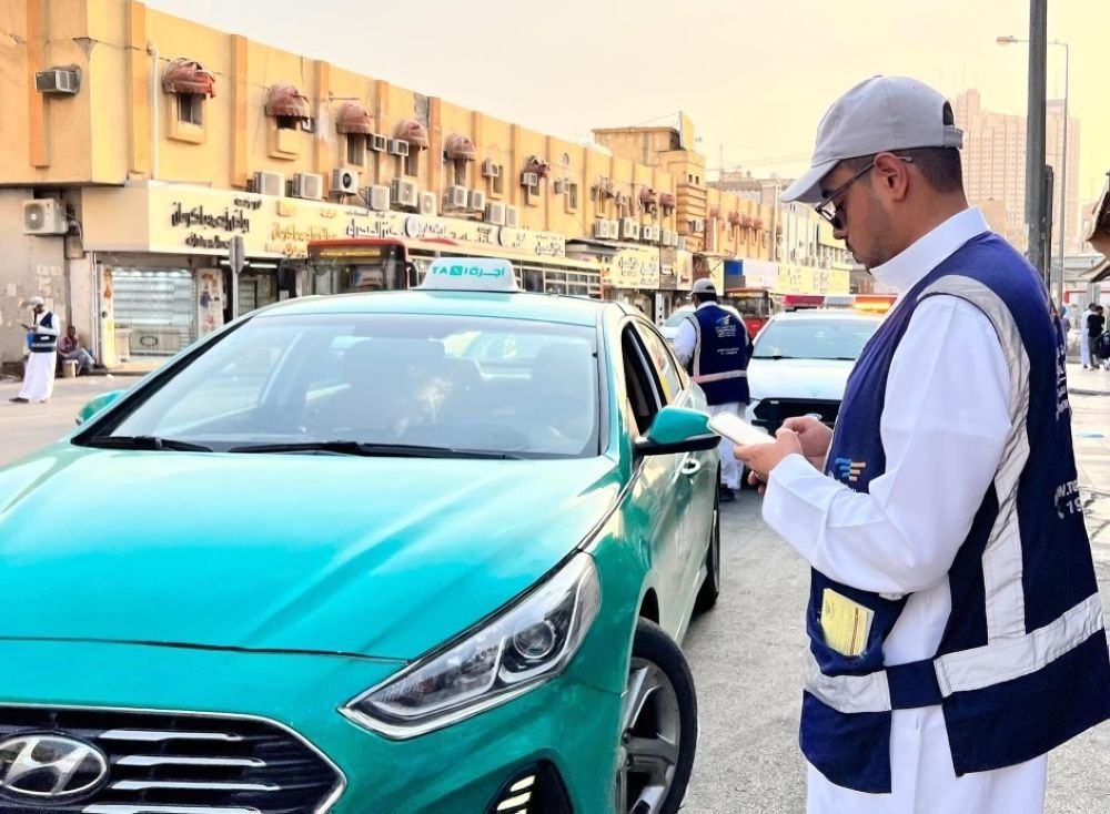 منع التدخين والمساعدة لذوي الإعاقة.. اشتراطات جديدة لتنظيم أنشطة النقل بسيارة الأجرة