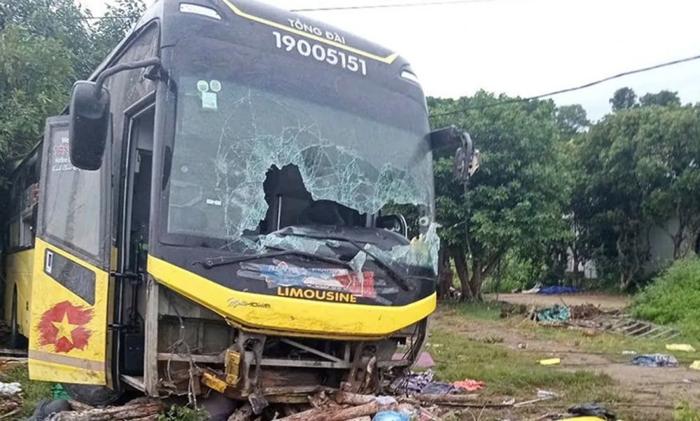 مصرع 10 أشخاص بحادث انقلاب حافلة في فيتنام