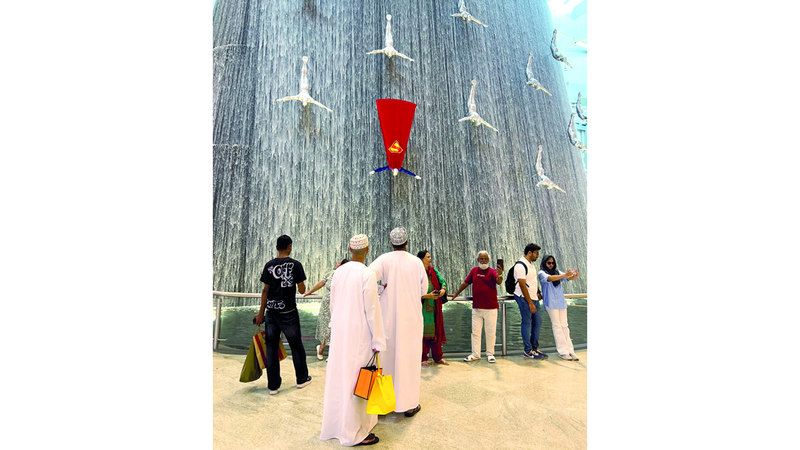 الامارات | «سوبرمان» بين غواصي شلالات «دبي مول»