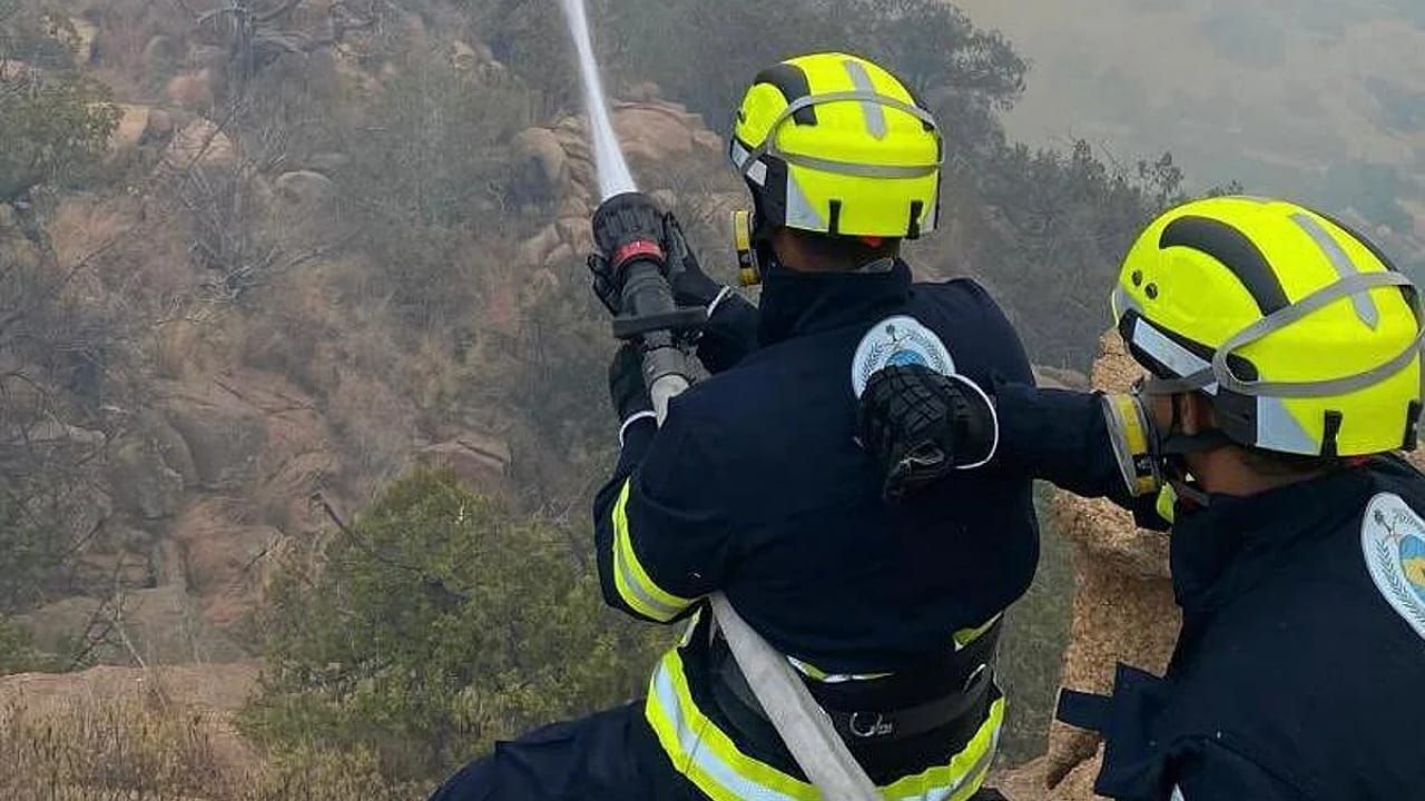 مدني النماص يخمد حريقًا في أشجار وأعشاب بمنطقة جبلية