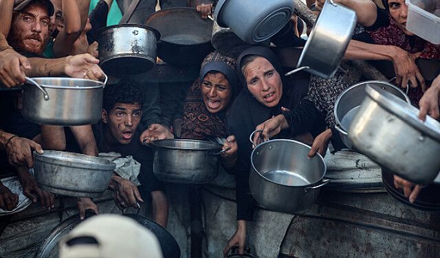 إذاعة الجيش الإسرائيلي: إسرائيل ستسمح للدول الأجنبية بإسقاط المساعدات إلى غزة ابتداء من الجمعة