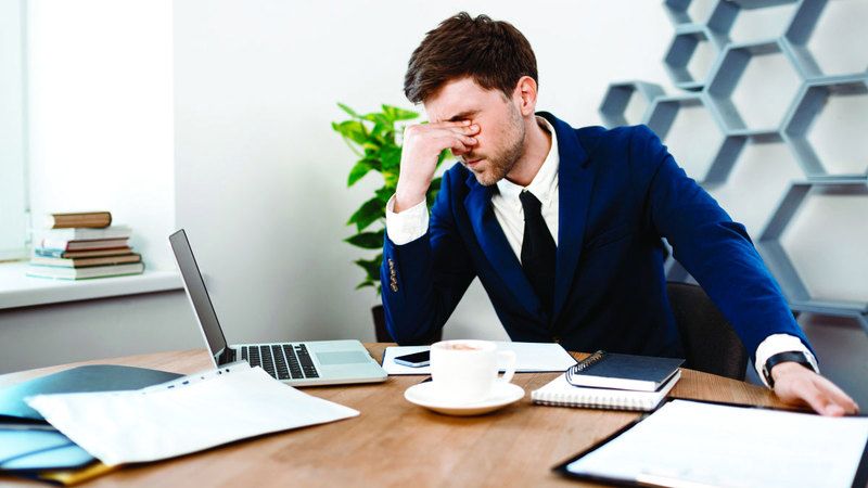 الامارات | رداً على التجاهل وغياب التقدير.. موظفون يؤدون المهام بالحدّ الأدنى  