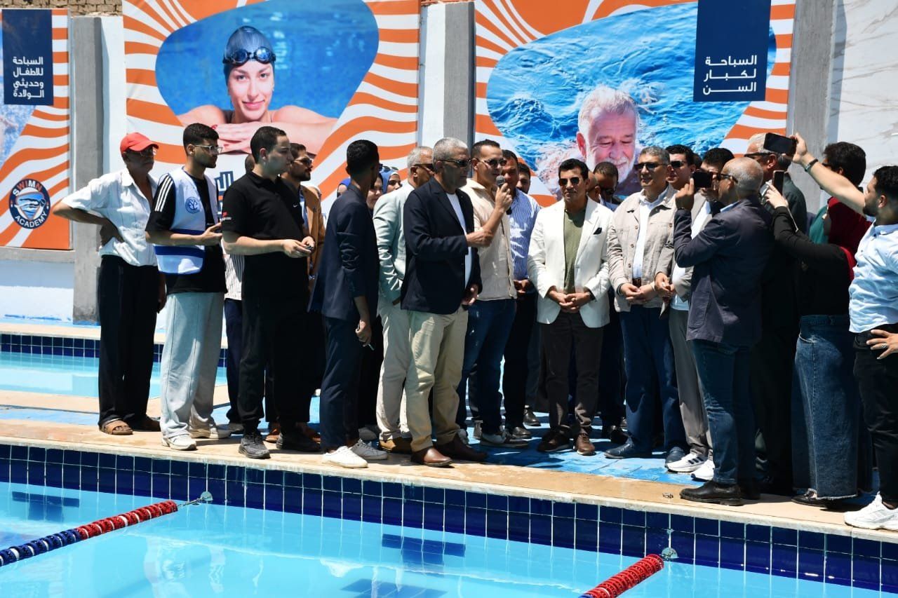 وزير الرياضة ومحافظ الجيزة يفتتحان حمام سباحة نُزل الشباب الدولى