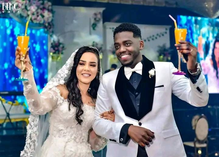 شاهد بالفيديو.. الفنان مأمون سوار الدهب يجيب على سؤال أحد الصحفيين: (غشيت كم بنت قبل كدة؟)