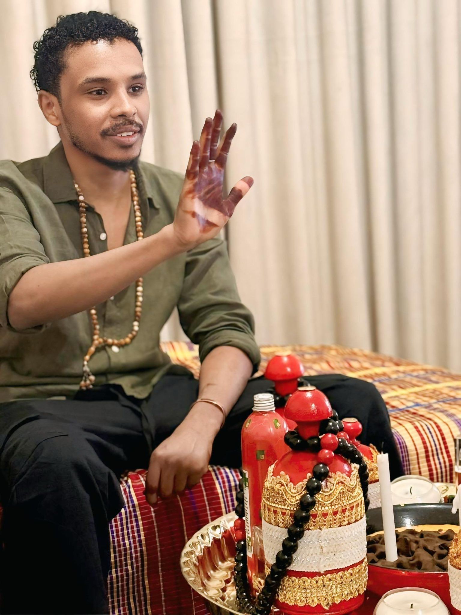 شاهد بالفيديو.. الفنان أحمد فتح الله يسجد على الأرض ويُقبل قدم والده أثناء احتفاله بعقد قرانه
