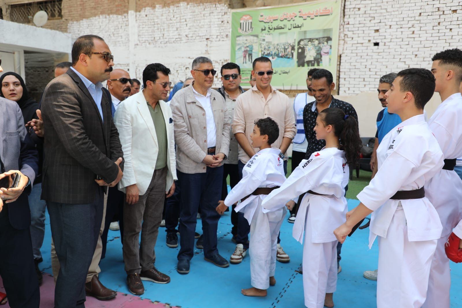 وزير الرياضة ومحافظ الجيزة يفتتحان حمام سباحة نُزل الشباب الدولى
