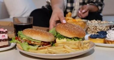 7 أضرار صحية للإفراط فى تناول الدهون