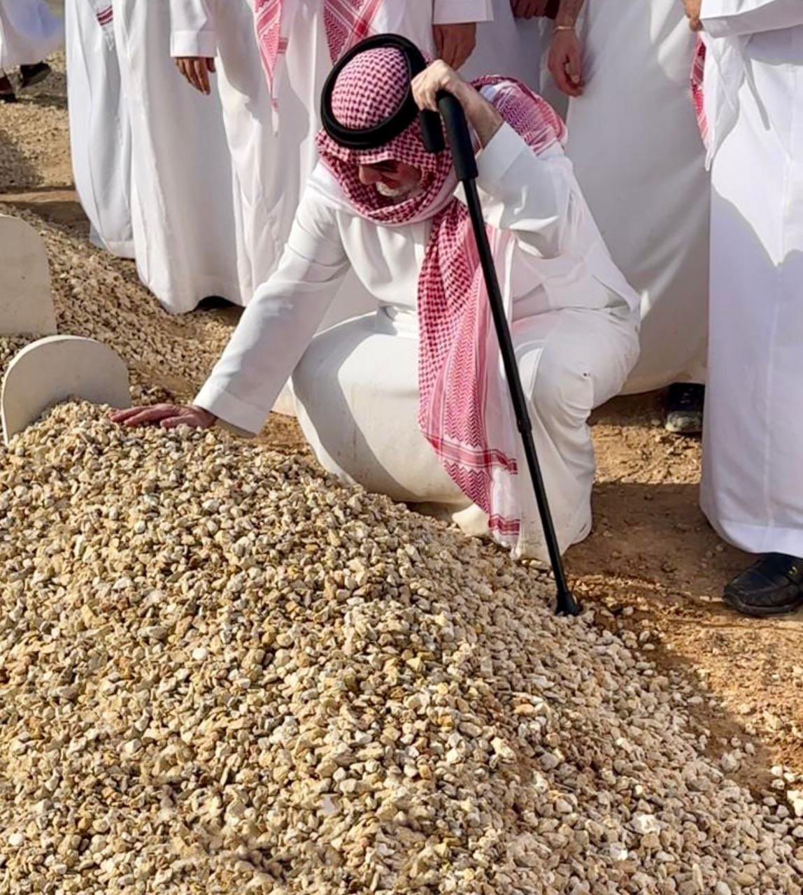 الأمير خالد بن طلال يرثي نجله الوليد : أعدك أن لن ينساك العالم