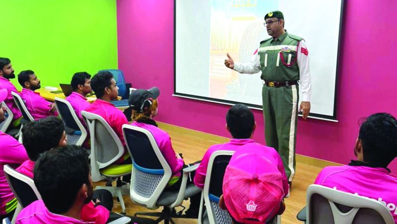 الامارات | ورش توعية مرورية لسائقي «الدليفري» في دبي        
