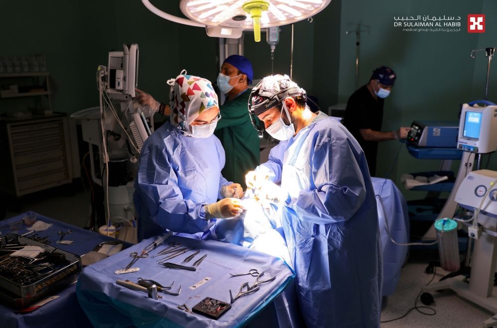 مستشفى الدكتور سليمان الحبيب بالخبر ينهي معاناة مراجعة مع جرح مفتوح ومزمن بالرأس أدى إلى انكشاف السحايا