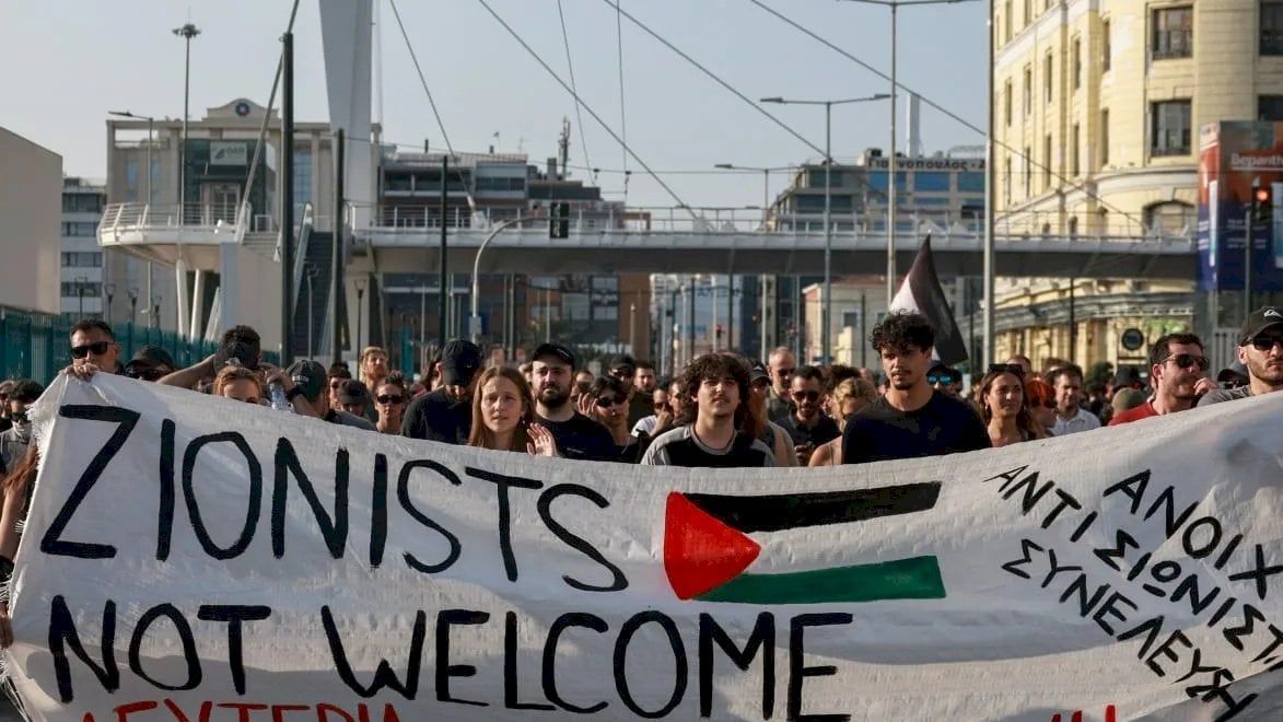 مهاجر سوري يعض أذن سائح إسرائيلي في اليونان