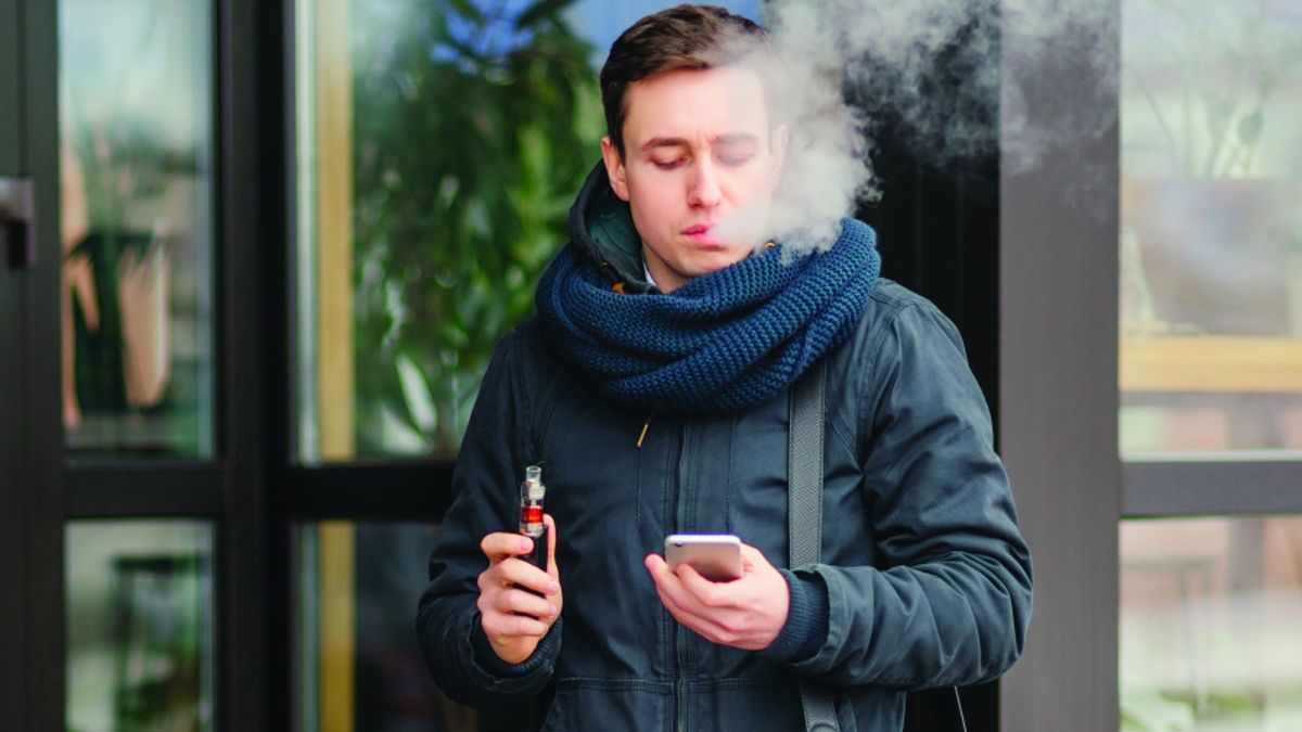 الامارات | تدخين «الفيب» داخل «المولات» يثير استياء الزوار.. ومَطالب بغرامات رادعة