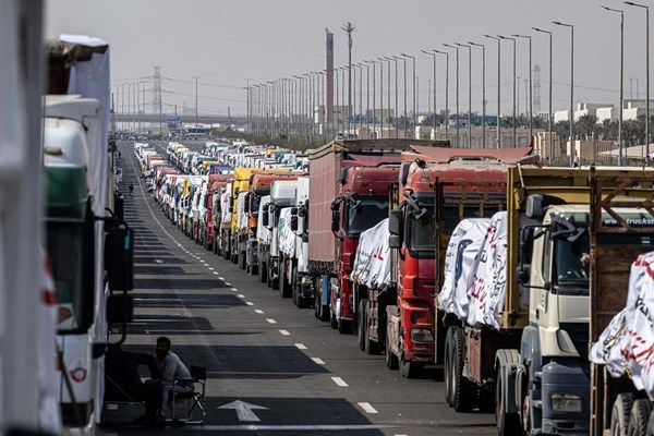 تحرك شاحنات المساعدات من أمام معبر رفح باتجاه غزة