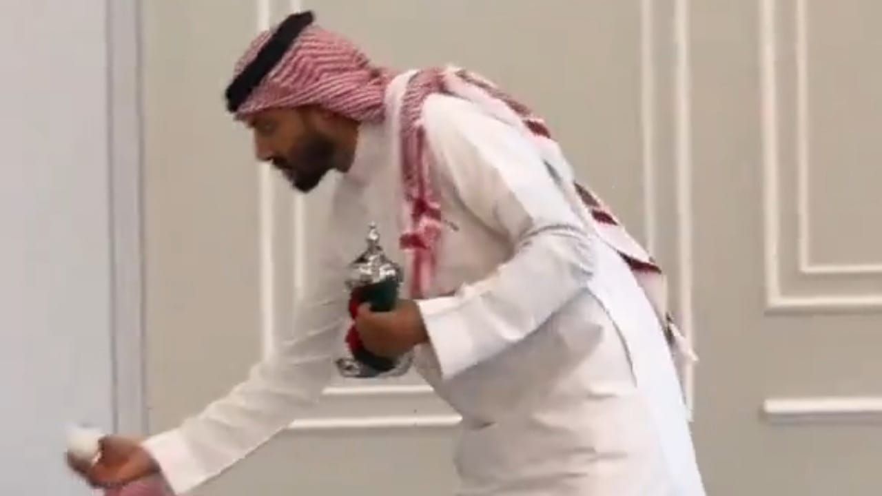 بالثوب والشماغ.. عامل بنغلاديشي يقدم القهوة ويخطف أنظار المتابعين .. فيديو