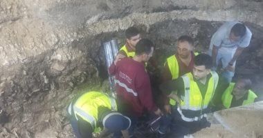 اللحظات الأخيرة من إصلاح كابلات "جزيرة الذهب" استعدادا لإعادة التيار للجيزة - الخليج 365