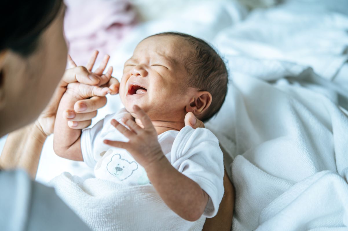 البكاء عند الرُّضَّع: كيف تفرقين بين الجوع والتعب والألم؟