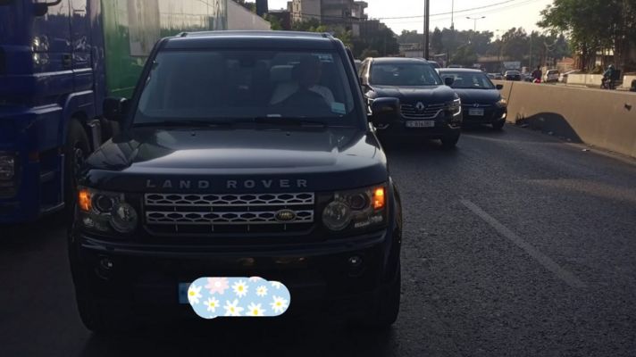 تعطل مركبة على الطريق الدولية قبل مفرق بسوس صعودًا وحركة المرور كثيفة