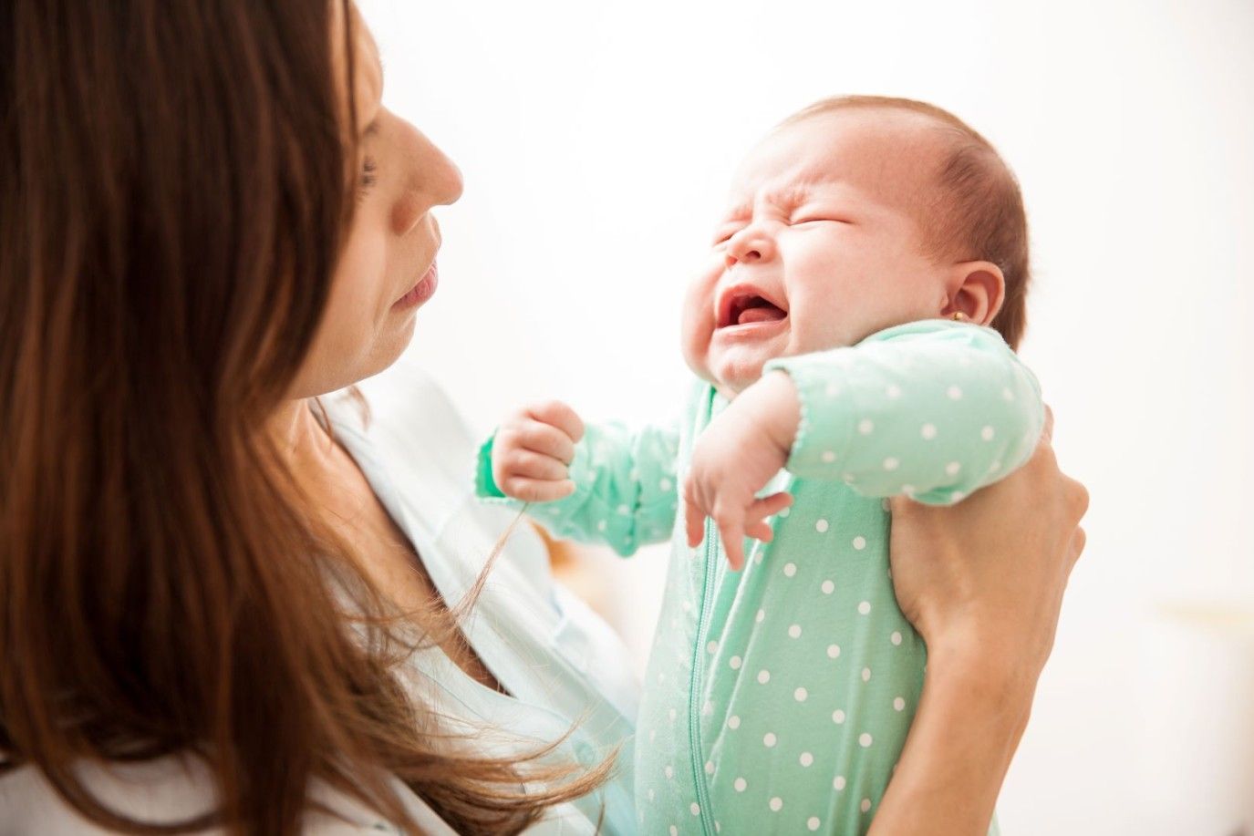 البكاء عند الرُّضَّع: كيف تفرقين بين الجوع والتعب والألم؟