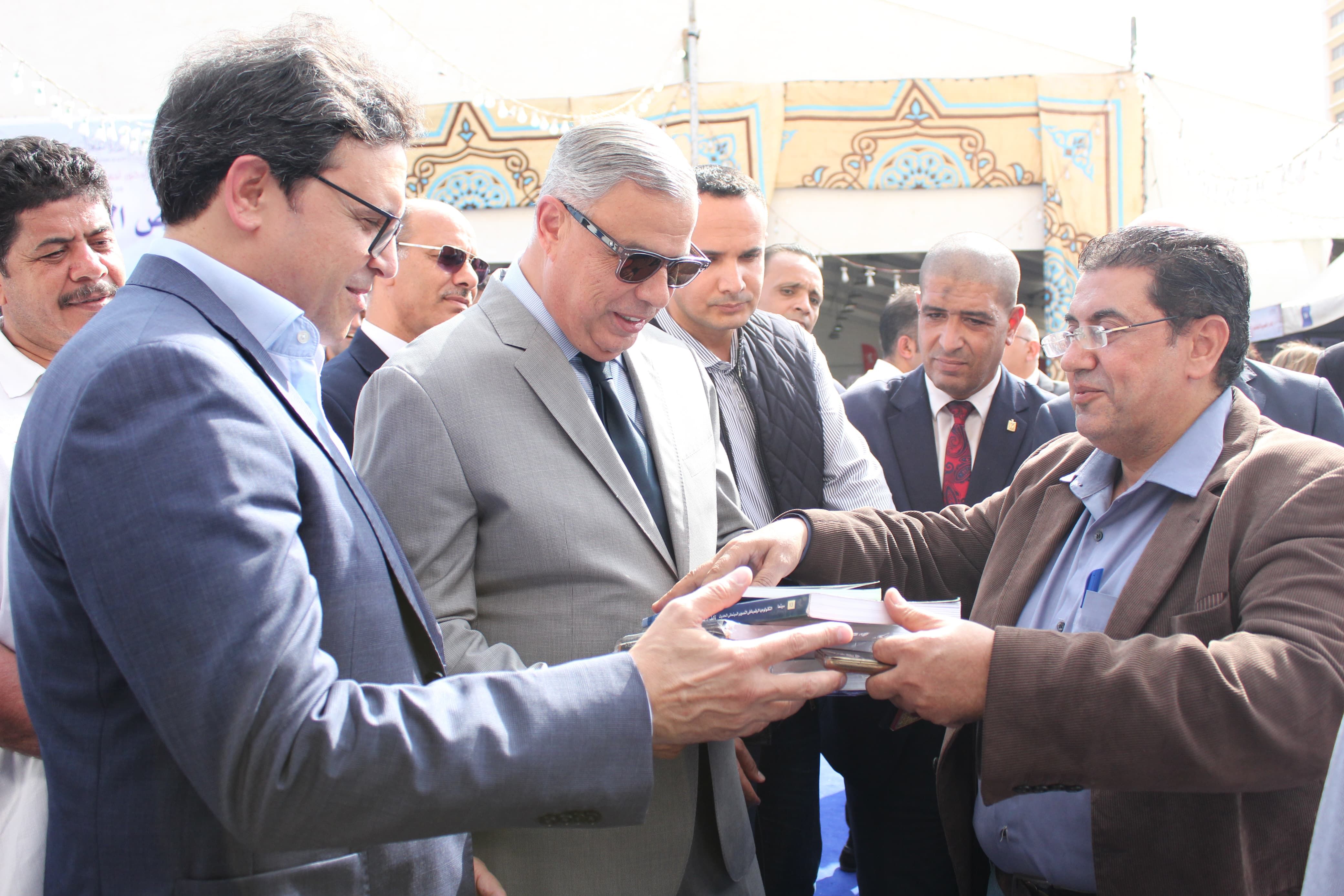 وزير الثقافة ومحافظ الإسكندرية يفتتحان الدورة العاشرة لمعرض الإسكندرية للكتاب (2) وزير الثقافة ومحافظ الإسكندرية يفتتحان الدورة العاشرة لمعرض الإسكندرية للكتاب (2)