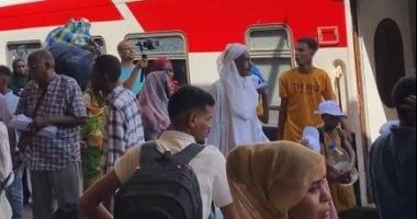 قطار السودانيين يستعد للانطلاق من محطة مصر للعودة الطوعية إلى السودان - الخليج 365