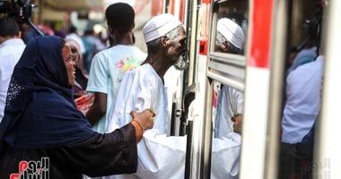 ركاب قطار العودة للسودان يعبرون عن سعادتهم ويشكرون المصريين
