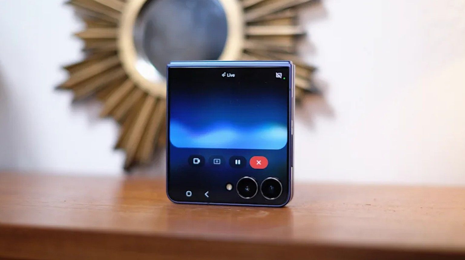 تكنولوجيا: مراجعة هاتف سامسونج Galaxy Z Flip 7: شاشة أكبر وبطارية محسنة
