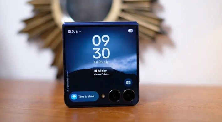 تكنولوجيا: مراجعة هاتف سامسونج Galaxy Z Flip 7: شاشة أكبر وبطارية محسنة