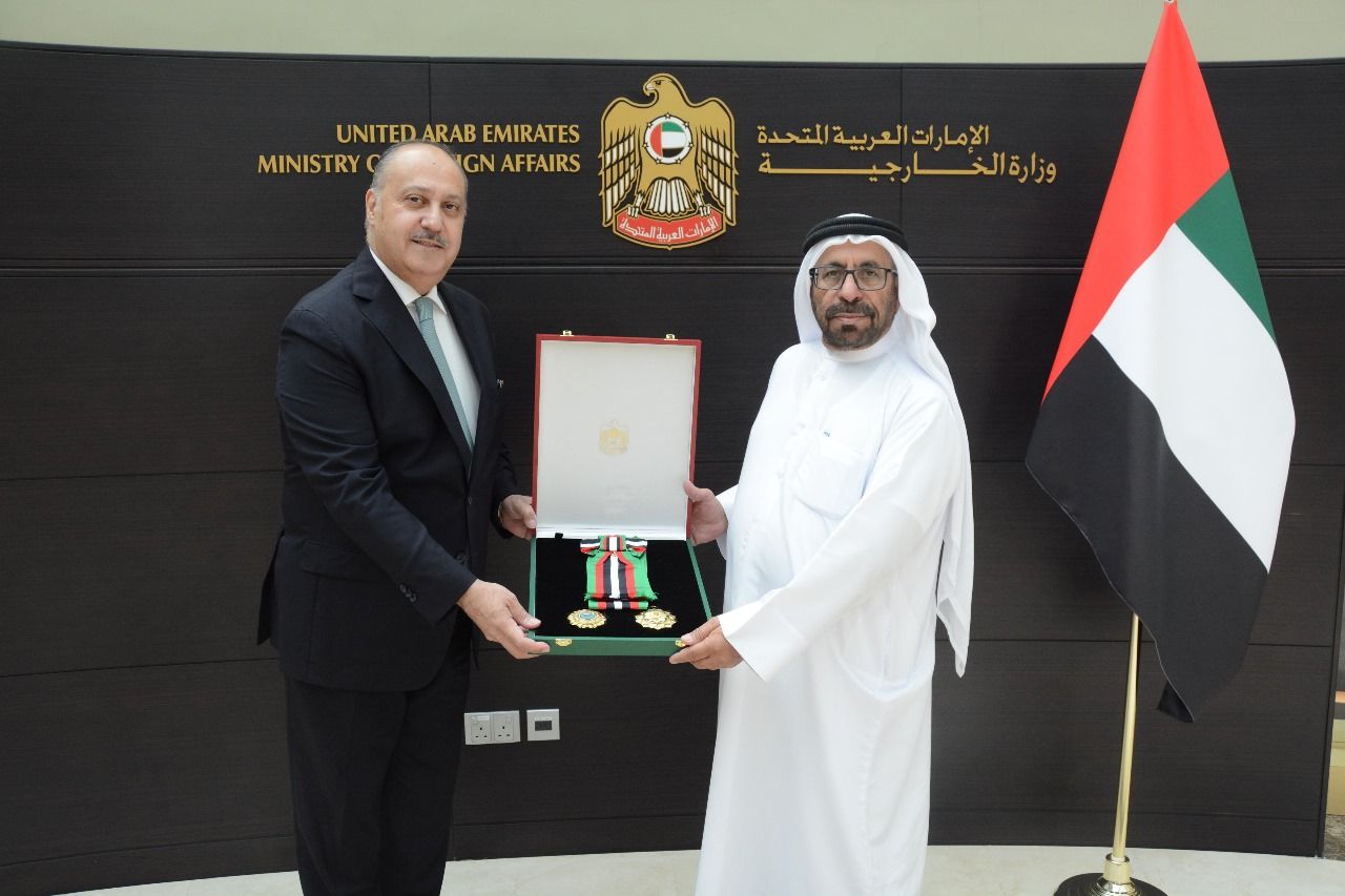 الامارات | رئيس الدولة يمنح السفير الأردني وسام الاستقلال من الطبقة الأولى