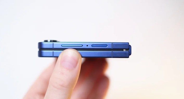 تكنولوجيا: مراجعة هاتف سامسونج Galaxy Z Flip 7: شاشة أكبر وبطارية محسنة