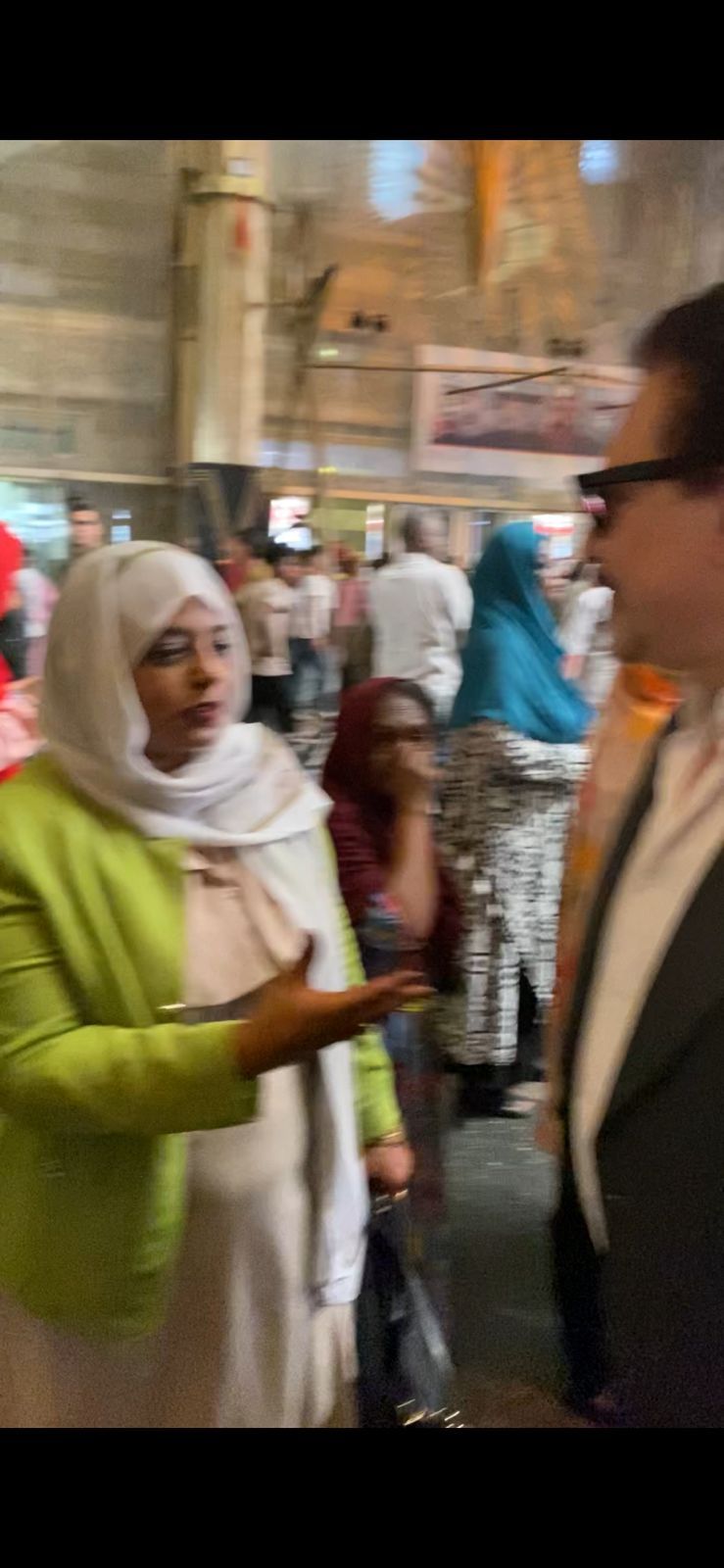 الفنان محمد رياض يودع السودانيين فى محطة مصر قبل عودتهم للسودان