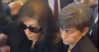 فيروز ولحظات صادمة قبل إلقاء نظرة الوداع على جثمان زياد الرحبانى.. فيديو