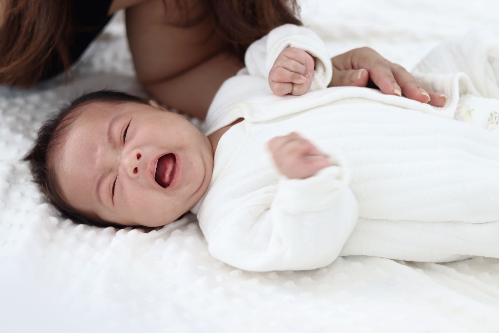 البكاء عند الرُّضَّع: كيف تفرقين بين الجوع والتعب والألم؟